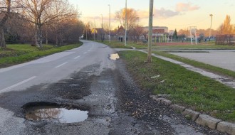 Krater kod „Bratstva“, na liniji gradskog prevoza, u blizini prostora gde se često kreću deca.