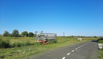 Nova zgrada na Karađorđevom putu zarasla u ambroziju i drugi korov