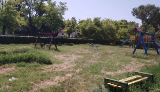 Zapušteno, a popularno dečje igralište u Keru