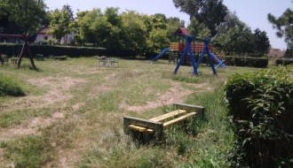Zapušteno, a popularno dečje igralište u Keru