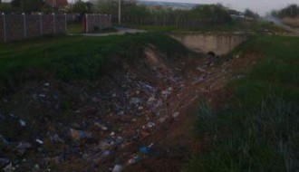 Smeće u kanalu u MZ "Peščara"