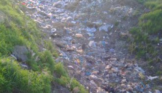 Smeće u kanalu u MZ "Peščara"