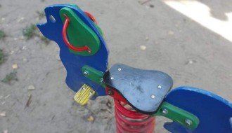 Igralište kod dispanzera opasno za decu