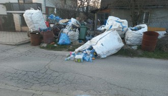 Mali Bajmok - otpad ispred kuće?