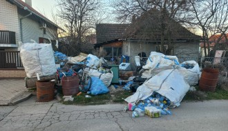 Mali Bajmok - otpad ispred kuće?