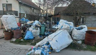 Mali Bajmok - otpad ispred kuće?