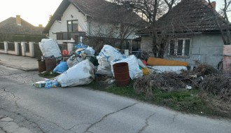 Mali Bajmok - otpad ispred kuće?