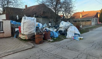 Mali Bajmok - otpad ispred kuće?