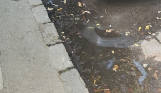 Iz šahte teče čista voda u kanalizaciju