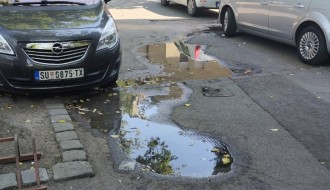 Iz šahte teče čista voda u kanalizaciju