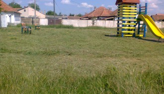 Košenje trave na igralištu u MZ "Mali Bajmok"