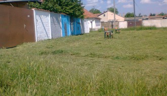 Košenje trave na igralištu u MZ "Mali Bajmok"