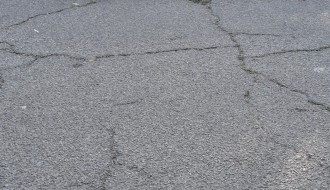 Razvaljeni poklopac šahte u Ulici braće Radić