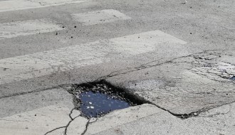 Opasna rupa na raskrsnici Somborskog puta, Preradovićeve i Zagrebačke ulice