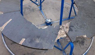 Dečije igralište u Bajmoku u katastrofalnom stanju