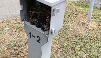 Oštećenja na kutiji za telefon, kablovsku i internet na uglu ulica Braće Majer i Henrika Sjenkijevića