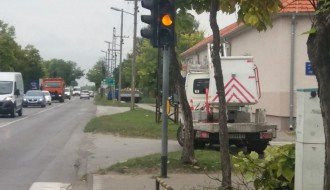 Semafor kod škole Sečenji Ištvan nije vidljiv od lišća i grana