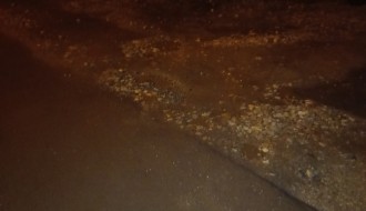 Uništen asfalt i rasut tucanik kod nadvožnjaka na uglu Prvog ustanka i Bolmanske