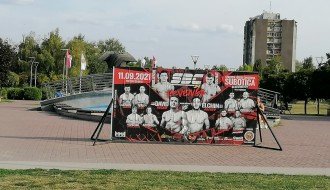 Pogled na fontanu, spomenik i šetalište preko ogromne reklame