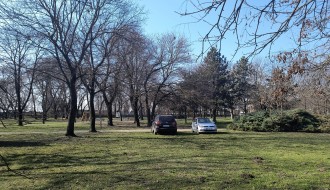 Parkiranje u parku kraj Somborskog puta