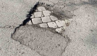 Udarne rupe u ulici Laze Mamužića