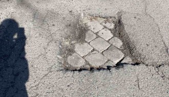 Udarne rupe u ulici Laze Mamužića