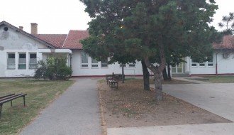 Kante za smeće kod "bunkera" u Kertvarošu