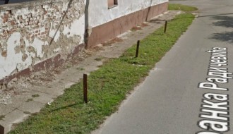"Protivtenkovska prepreka" u Ulici Branka Radičevića