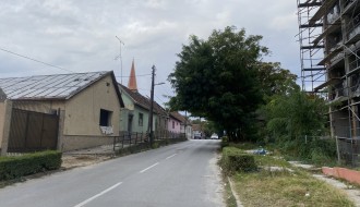 Uklonjeni trotoari sa obe strane ulice zbog gradilišta (Kumičićeva)