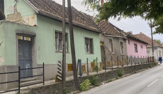 Uklonjeni trotoari sa obe strane ulice zbog gradilišta (Kumičićeva)
