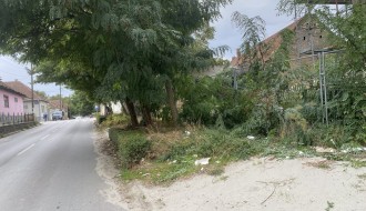 Uklonjeni trotoari sa obe strane ulice zbog gradilišta (Kumičićeva)