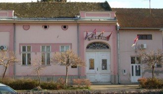 Neugledni državni simboli na zgradama mesne zajednice i policije u Čantaviru