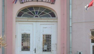 Neugledni državni simboli na zgradama mesne zajednice i policije u Čantaviru