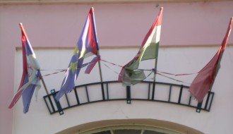 Neugledni državni simboli na zgradama mesne zajednice i policije u Čantaviru