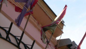 Neugledni državni simboli na zgradama mesne zajednice i policije u Čantaviru