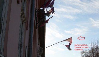 Neugledni državni simboli na zgradama mesne zajednice i policije u Čantaviru