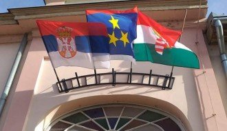 Neugledni državni simboli na zgradama mesne zajednice i policije u Čantaviru