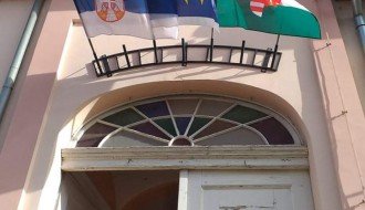 Neugledni državni simboli na zgradama mesne zajednice i policije u Čantaviru