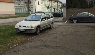 Automobil duže od dve nedelje parkiran na travi na Karađorđevom putu