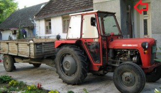 Prikupljanje smeća traktorom oko mlečne pijace