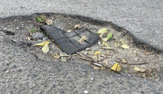 Oštećenja puta na uglu Bartola Kašića i Ruđera Boškovića