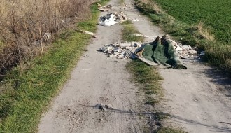 Odlaganje otpada na putu između Srednje ulice i Titogradske ulice.