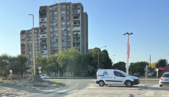 Parkirana vozila na izlazu iz kružnog toka kod Bajnatske