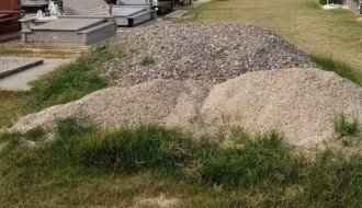 Zapušteno i neuređeno groblje u Dudovoj šumi