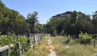 Pravoslavno groblje u Dudovoj šumi zaraslo u korov