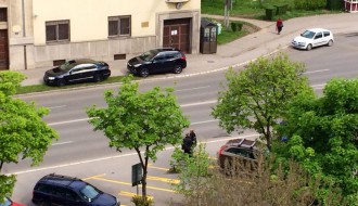 Diplomate parkiraju na zelenoj površini i biciklističkoj stazi