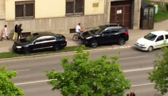 Diplomate parkiraju na zelenoj površini i biciklističkoj stazi