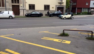 Diplomate parkiraju na zelenoj površini i biciklističkoj stazi