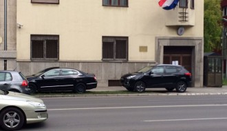 Diplomate parkiraju na zelenoj površini i biciklističkoj stazi