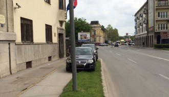 Diplomate parkiraju na zelenoj površini i biciklističkoj stazi